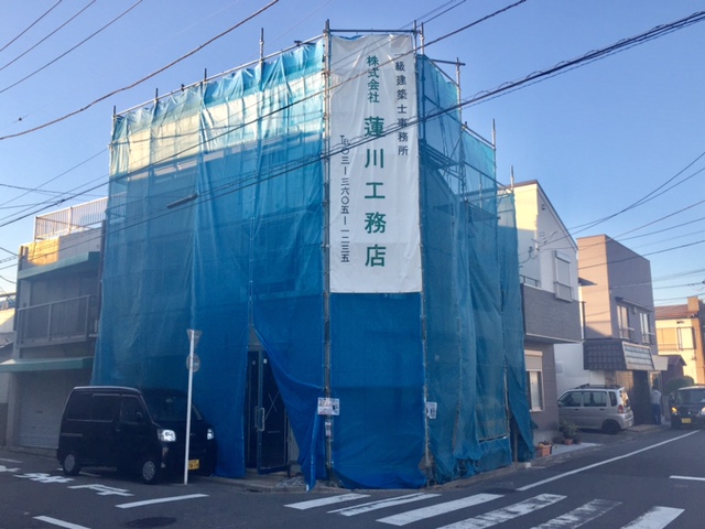 大工さんに差し入れをしながら・・・
