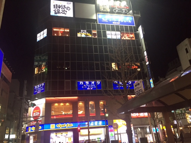 金曜日の午後8時の金町駅前の風景と題して・・・