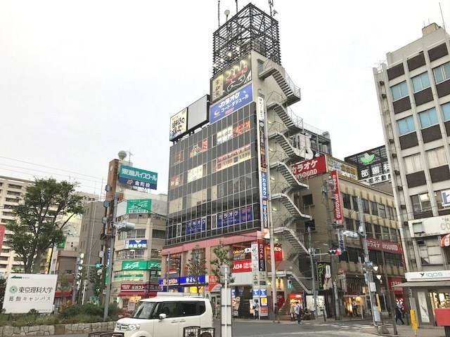 金町駅前の飲食店ビルに遂に新しいお店が決まりました～。