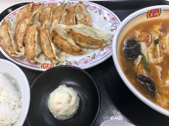本日の昼食は、西日暮里の餃子王将さんで春の餃子定食で～す。