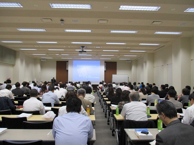 明日は、宅地建物取引士法定講習会に参加して参ります～。